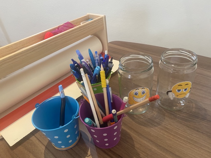 Crayons, stylos et pots colorés sur la table de l'atelier
