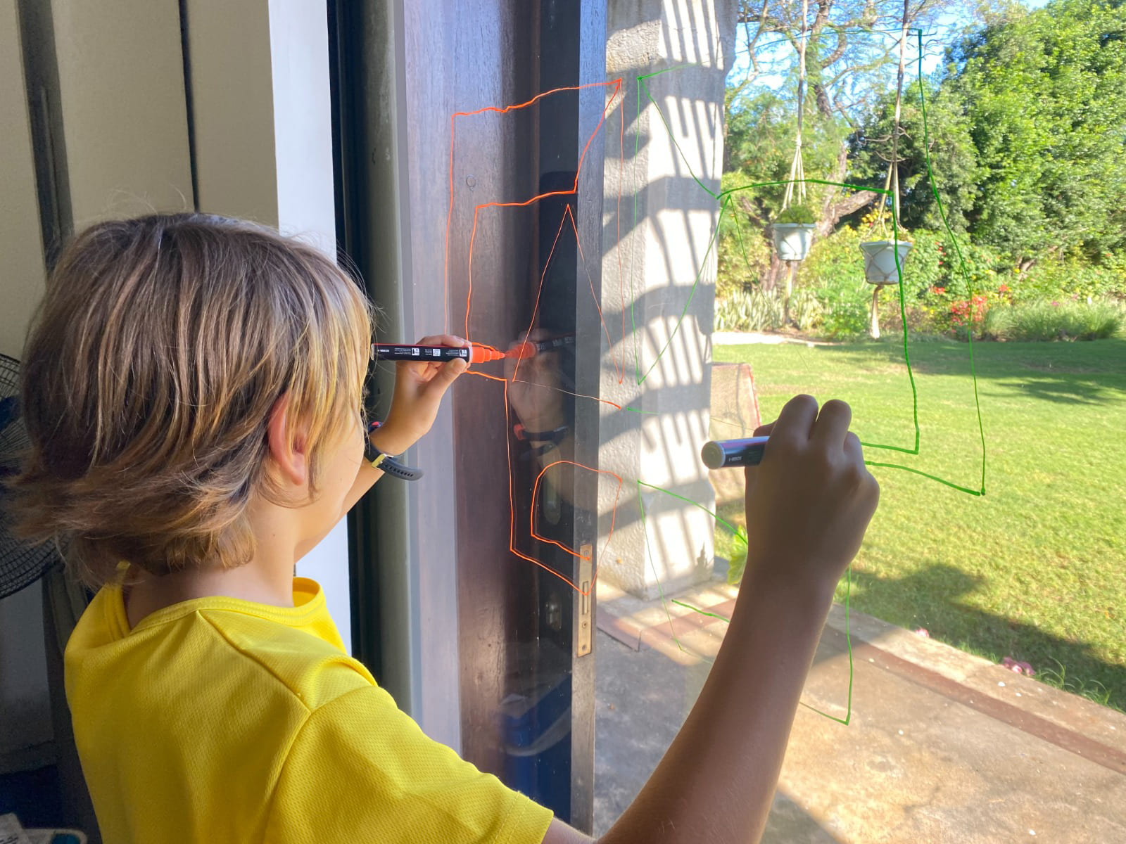 Photo enfant avec des feutres