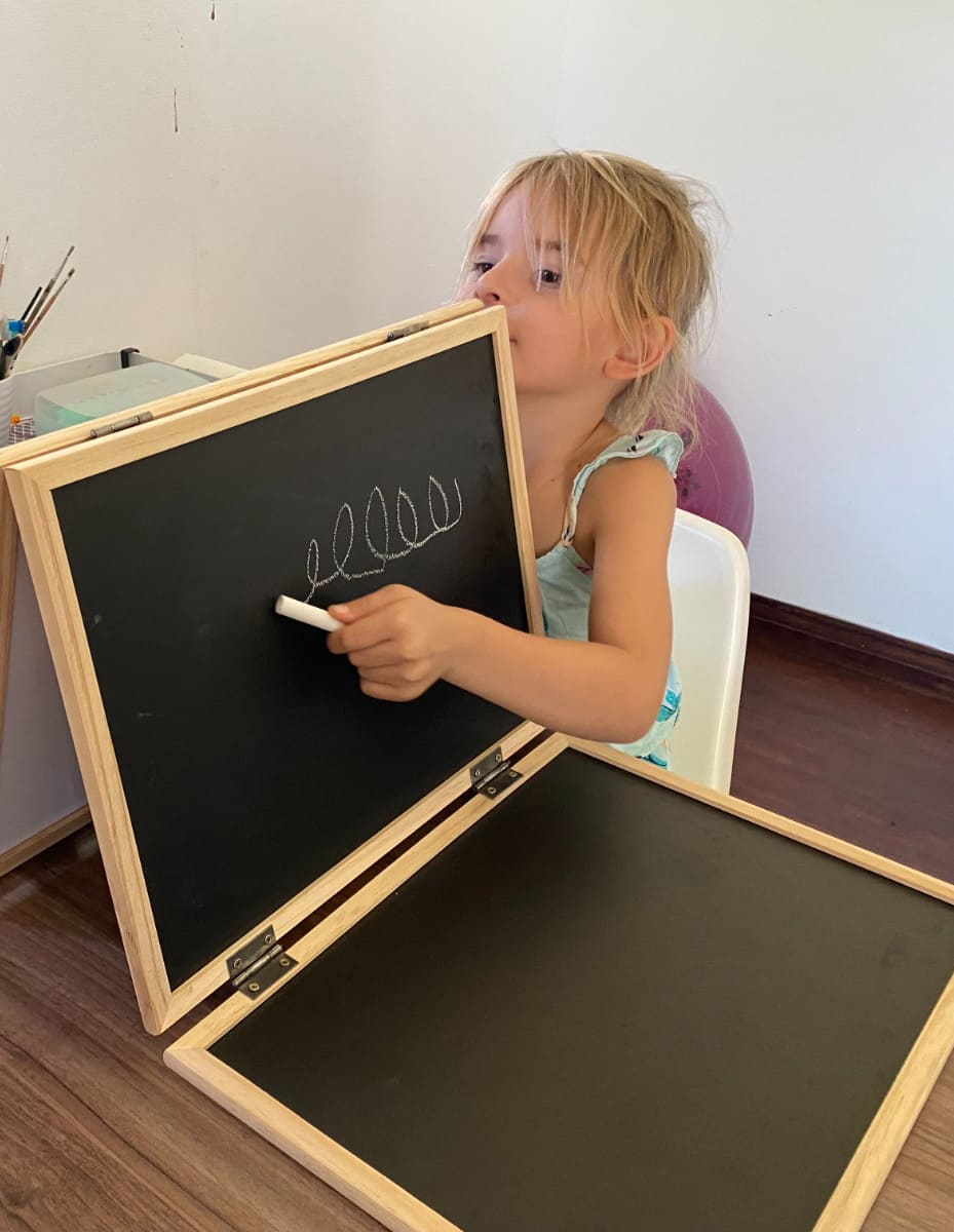 Photo enfant avec une craie